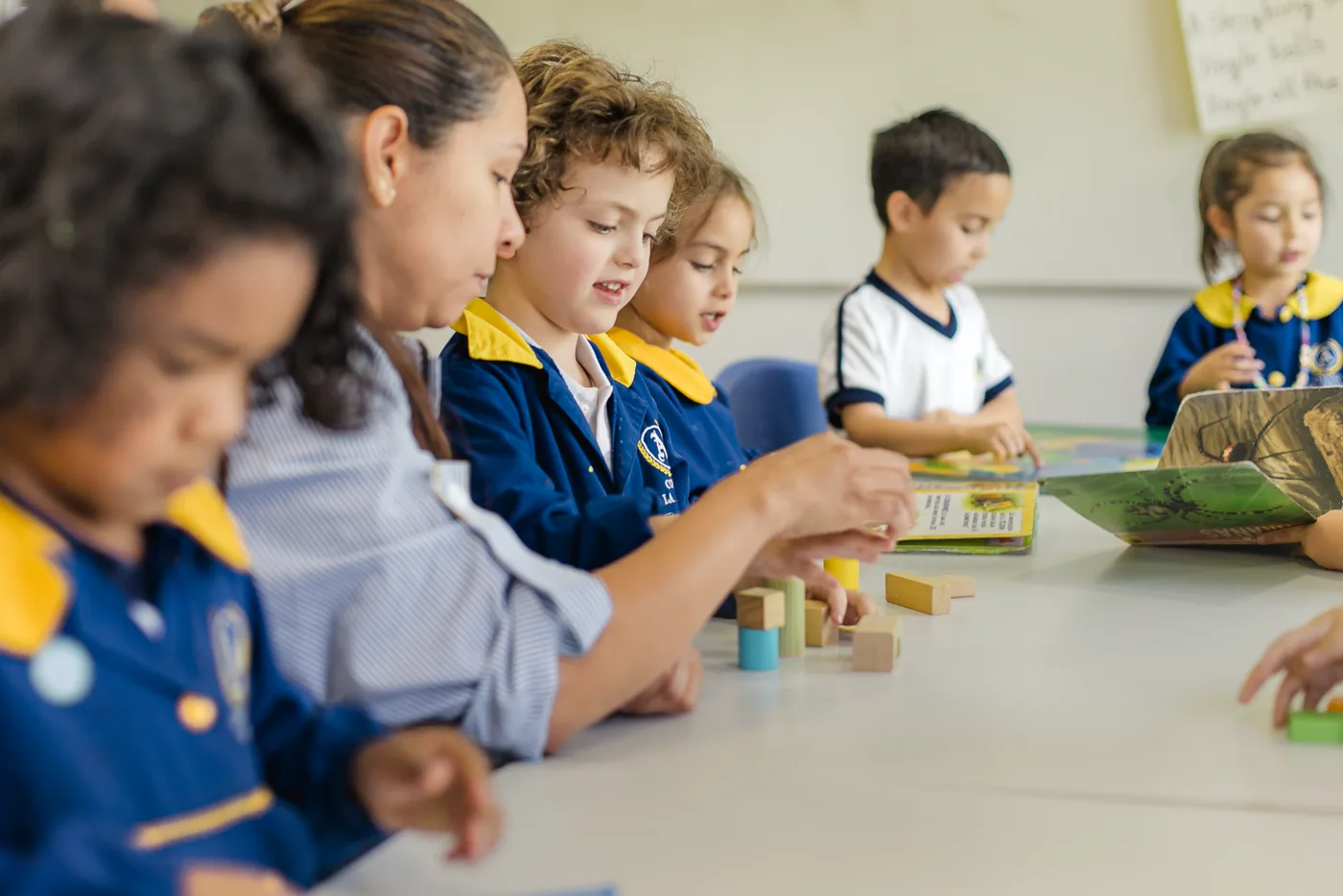 Estudiantes de Colegio La Abadía aprenden junto a su profesora.